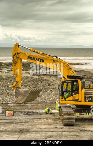 PORTHCAWL, PAYS DE GALLES - JUIN 2018 : des ouvriers de construction travaillent au réaménagement du front de mer en face de la promenade de la ville Banque D'Images