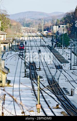 Vue arial sur la gare avec piste enneigée en hiver, Rekawinkel, Autriche Banque D'Images