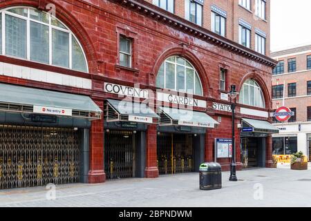 La station de métro Covent Garden, normalement occupée, est fermée pendant le confinement en cas de pandémie du coronavirus, Londres, Royaume-Uni Banque D'Images