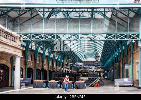 Des stands vides dans le marché aux pommes de Covent Garden, normalement occupé, presque déserté un week-end pendant le confinement de la pandémie de coronavirus, Londres, Royaume-Uni Banque D'Images