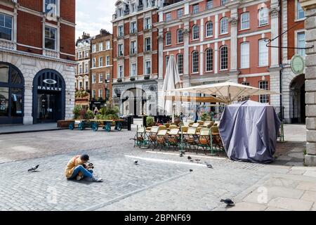 Covent Garden Market, normalement occupé, a presque déserté un week-end pendant le confinement de la pandémie du coronavirus, Londres, Royaume-Uni Banque D'Images