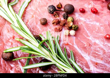 La viande fraîche avec les ingrédients pour la cuisson.raw meat Banque D'Images