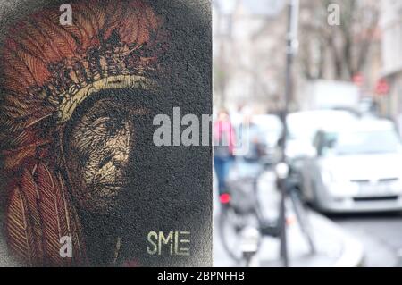 Portrait d'art de rue Graffiti d'un chef indien amérindien, dans le quartier Butte aux Cailles de Paris, par un artiste américain de pochoir connu sous le nom de sourire. Banque D'Images