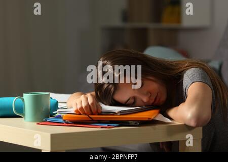 Épuisé student sleeping plus de devoirs à la maison en fin de soirée Banque D'Images