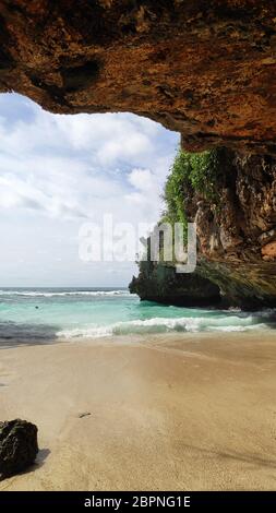 Voir de beaux hidden Suluban Beach à Bali, accessible uniquement pendant la marée basse Banque D'Images