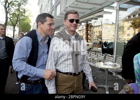 Guido Westerwelle Lebensstnerschaft - Bundesaußenministre Guido Westerwelle kehrt mit seinem LebenspartPartner Michael Mronz einen Tag nach der Verpartnerung in Bonn zum Brunch in das Lokal 'Schlüter' in Köln ein. Banque D'Images