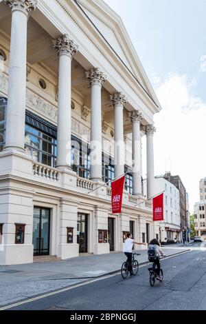 Le Royal Opera House, situé sur Bow Street à Covent Garden, a fermé ses portes pendant l'isolement de la pandémie du coronavirus, Londres, Royaume-Uni Banque D'Images