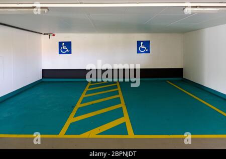 Deux places de parking réservées aux personnes handicapées dans un parking couvert, Vienne, Autriche Banque D'Images