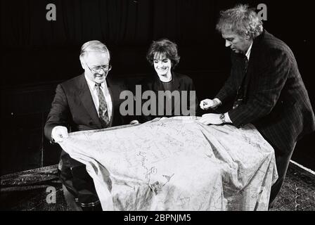 Lettres d'amour à Köln - Larry Hagman und Linda Gray im Anschluß an ihre Lesung im Kölner Gürzenich. Banque D'Images