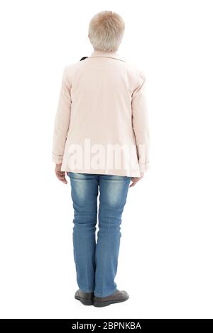 Femme blonde de cheveux debout sur un arrière-plan isolé sur un fond blanc Banque D'Images