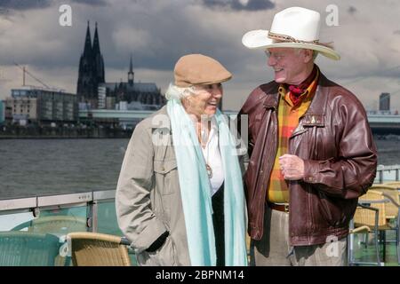Larry Hagman - Rundfahrt auf dem Rhein - Der US-amerikanischer Schauspieler Larry Hagman alias J. R. Ewing (Dallas) und seine Ehefrau Maj Axelsson zu Besuch à Köln. Rundfahrt mit einem KD Schiff auf dem Rhein. Banque D'Images