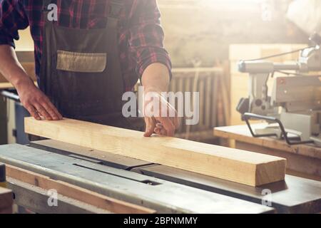 Chef de bloc de bois rabotés avec machine électrique Banque D'Images