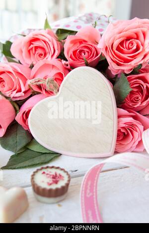 Bouquet de roses et un coeur with copy space Banque D'Images