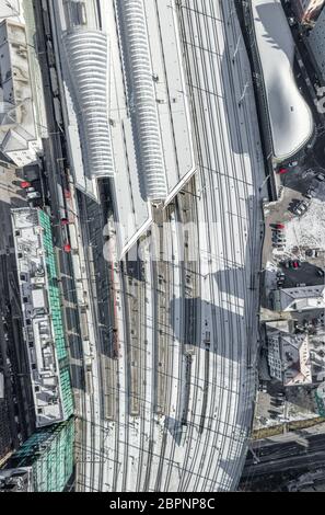 Vue aérienne de la gare de Salzbourg avec des rails couverts de neige en hiver le matin Banque D'Images