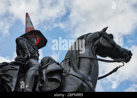 La statue emblématique de Glasgow, monument historique de wellington, présente un masque facial lors des restrictions de verrouillage du coronavirus, le 16 mai 2020 Banque D'Images