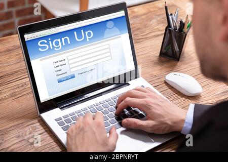 Businessman's Hand en site sur Laptop In Office Banque D'Images