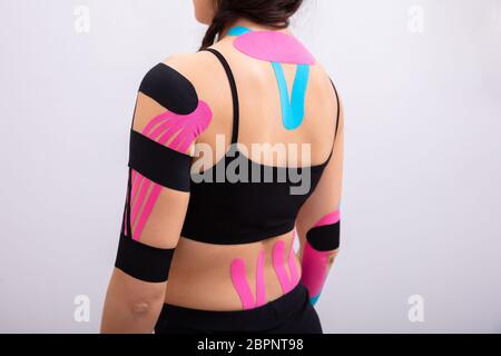 Close-up of Woman with Physio Tape appliquée sur son corps Banque D'Images