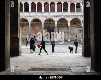 Cremona, Lombardie, Italie - Mai 2020 personnes locales portant un masque de protection facial en ligne et contrôles de police plus stricts à l'accès au marché de la rue Banque D'Images