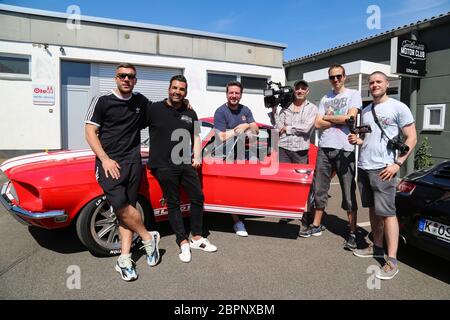 Lukas Podolski - Mustang - Der deutsche Fußbaldspieler Lukas Podolski bekommt sein neues Auto und Orkan Sahin - Oldtimer-Experte (rechts) Banque D'Images