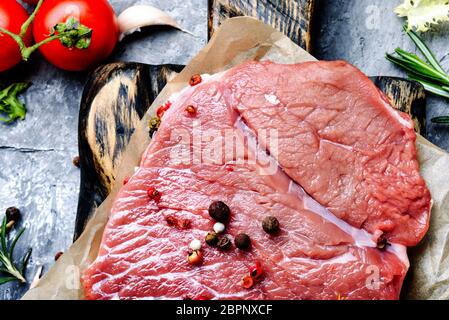 La viande fraîche avec les ingrédients pour la cuisson.raw meat Banque D'Images