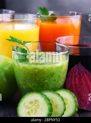 Lunettes avec des légumes biologiques frais et jus de fruits. Régime alimentaire de désintoxication Banque D'Images
