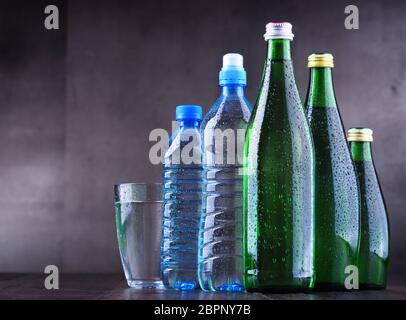 La composition avec différentes sortes de bouteilles contenant de l'eau minérale. Banque D'Images
