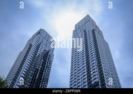 NYC, Etats-Unis, mai 2019, vue sur les Silver Towers un bâtiment résidentiel double entre la 12e et la 11e avenue dans Hell's Kitchen Banque D'Images