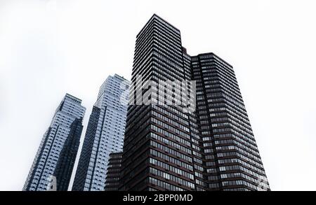 NYC, Etats-Unis, mai 2019, vue sur la place de la rivière et les bâtiments de Silver Towers entre la 12ème et la 11ème avenue dans Hell's Kitchen Banque D'Images