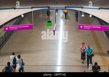 SANTIAGO, CHILI - NOVEMBRE 2019 : station de métro de Santiago de la ligne 6 Banque D'Images