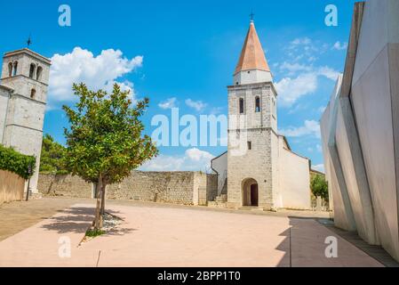 Carré de la Messe Glagolitique Moines avec l'église de St François, ville de Krk, sur l'île de Krk, Croatie Banque D'Images