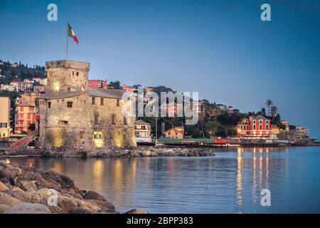 Château italien au crépuscule - Rapallo - Gênes - Riviera Italienne par nuit Banque D'Images