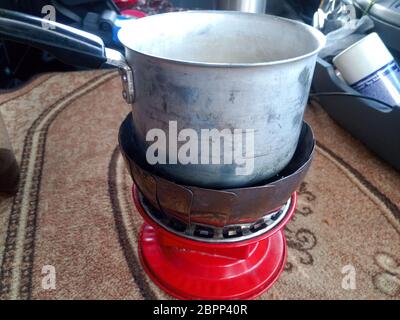 cuisinière à gaz mobile dans la cabine d'un camion. Banque D'Images