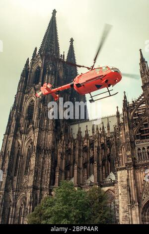 Rettungshubschrauber 'Christoph Rheinland' - Segnung/Weihe - Der Rettungshelikopter 'Christoph 3' vom Typ BO 105 BEI seiner Landung auf Rondem calliplatz dem den Kölner Dom. Banque D'Images