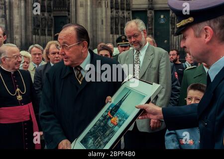 Rettungshubschrauber 'Christoph Rheinland' - Segnung/Weihe - Der Rettungshelikopter 'Christoph 3' vom Typ BO 105 wird auf dem Roncallivor platz dem Kölner Dom feierlich geweiht. Zu Gast: Bundesinnenministre a. D. Hans-Dietrich Genscher. Banque D'Images