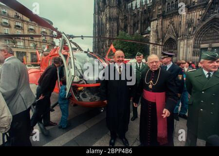 Rettungshubschrauber 'Christoph Rheinland' - Segnung/Weihe - Der Rettungshelikopter 'Christoph 3' vom Typ BO 105 wird auf dem Roncallivor platz dem Kölner Dom feierlich geweiht. Bundesinnenminister a. D. Hans-Dietrich Genscher Banque D'Images