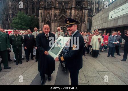 Rettungshubschrauber 'Christoph Rheinland' - Segnung/Weihe - Der Rettungshelikopter 'Christoph 3' vom Typ BO 105 wird auf dem Roncallivor platz dem Kölner Dom feierlich geweiht. Bundesinnenminister a. D. Hans-Dietrich Genscher, Bürgermeister Harry Blum (Mitte) und Branddirektor Stephan Neuhoff. Banque D'Images