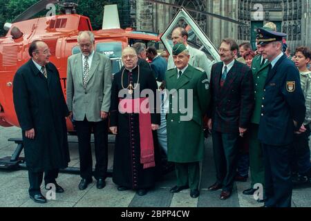 Rettungshubschrauber 'Christoph Rheinland' - Segnung/Weihe - Der Rettungshelikopter 'Christoph 3' vom Typ BO 105 wrd in Anwesenheit von Bundesinnenminister A.D. Hans-Dietrich Genscher und Köln´s Bürgermeister Harry Blum (Liens) auf dem Roncalliplatz vor dem Kölner Dom feierlich geweiht. Banque D'Images