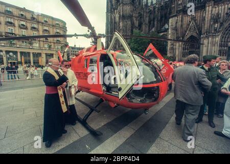 Rettungshubschrauber 'Christoph Rheinland' - Segnung/Weihe - Der Rettungshelikopter 'Christoph 3' vom Typ BO 105 wird auf dem Roncallivor platz dem Kölner Dom feierlich geweiht. Banque D'Images