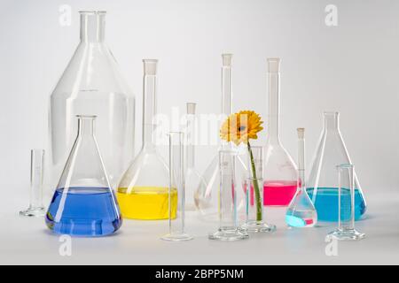 Variété de verrerie de laboratoire en partie rempli y compris un capitule. Banque D'Images