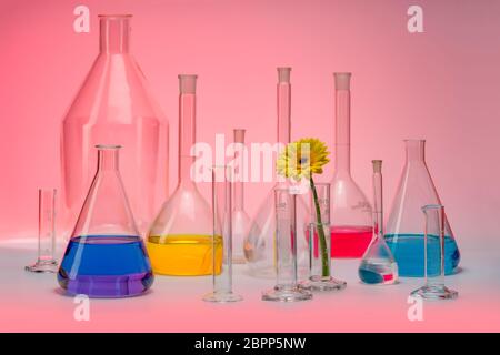 Variété de verrerie de laboratoire en partie rempli y compris le capitule en ambiance coloful Banque D'Images