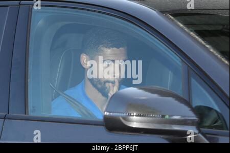 Cobham, Royaume-Uni. 19 mai 2020. Le footballeur de Chelsea Ruben Loftus-cheek quitte le terrain d'entraînement des clubs à Cobham. À partir d'aujourd'hui, les joueurs de la Premier League peuvent maintenant s'entraîner en petits groupes mais sans contact. Crédit : James Boardman/Alay Live News Banque D'Images