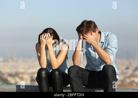 Couple triste de se plaindre après l'argument playing dans une ville ourskirts Banque D'Images