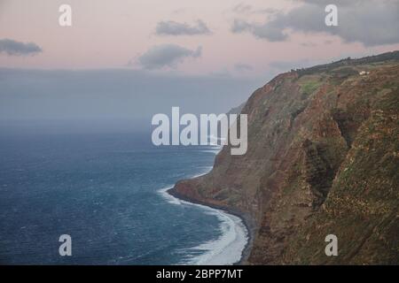 Magnifique vue panoramique sur les falaises de la côte de l'océan Atlantique avec des vagues bleues qui brisent l'île de Madère Banque D'Images