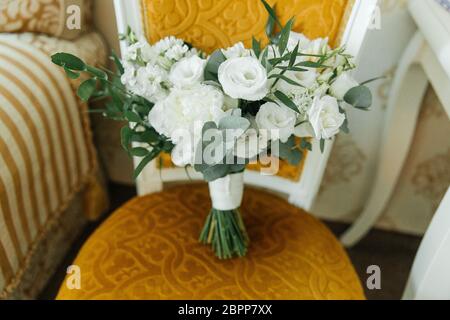 bouquet de mariage luxueux de la mariée sur une chaise Banque D'Images