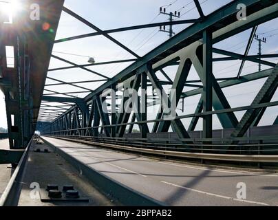 Voie sur un pont routier en acier vissé avec des boulons traversant le Danube à Tulln, Autriche Banque D'Images