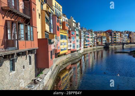 Belle vue de bâtiments colorés sur l'Onyar River dans la ville historique de Gérone, Espagne Banque D'Images