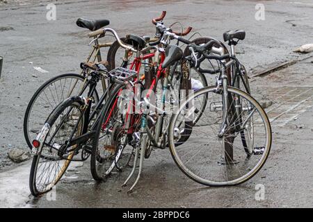 Plusieurs bicyclettes verrouillées au porte-vélos dans le quartier de Williamsburg, Brookly, New York City, États-Unis d'Amérique Banque D'Images