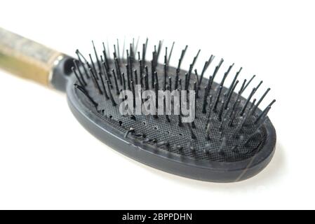 Brosse à cheveux sale vieux utilisé isolé sur fond blanc. Banque D'Images