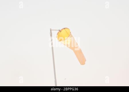 Chaussette de vent orange contre le ciel bleu. Chaussette de vent de l'équipement vérifier la direction du souffle de vent dans la journée et aucun souffle de vent sur ciel couvert nuageux. Banque D'Images