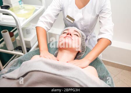 Massage de cosmétologie de la nuque pour femme Banque D'Images